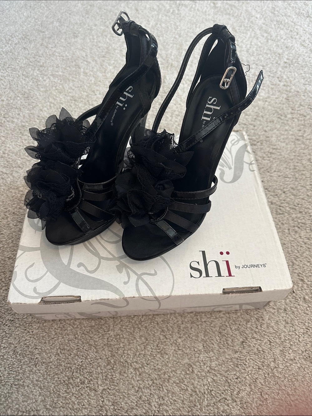 Shi by JOURNEYS Black Floral Accent Strappy High Heels size 5.5